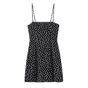 Detail eines schwarzen Polka-Dot-Minikleides mit Spaghettiträgern und Karree-Ausschnitt