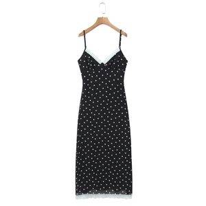 Détail de robe noire à pois élégante avec bordure en dentelle blanche et col en V