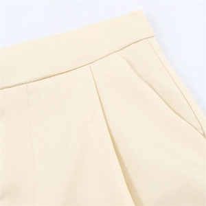 Détail de la taille et poches latérales sur un short décontracté en satin beige