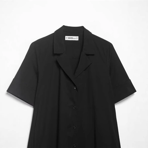 Chemise minimaliste en popeline noire à manches courtes avec col à revers et boutonnage simple