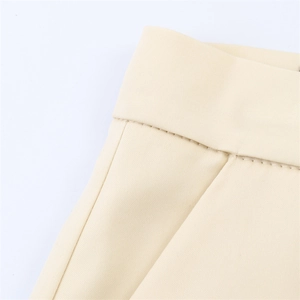 Détail de la taille et coutures fines sur le short décontracté en tissu sergé crème