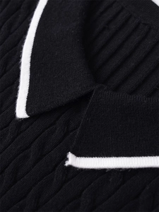 Gros plan détaillé du col polo noir en maille torsadée avec bords contrastés blancs