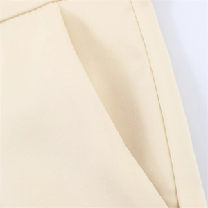 Détail de la poche latérale et taille lisse sur un short décontracté en satin crème
