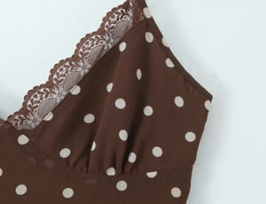 Détail d'une robe marron à pois avec bordure en dentelle élégante sur le décolleté