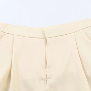 Détail de la taille du short en satin beige avec plis et fermeture invisible