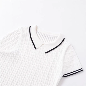 Polo en maille blanche à manches courtes avec torsades et col rayé contrasté