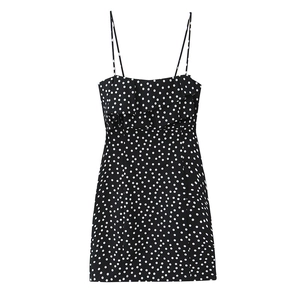 Klassisches schwarz-weiß gepunktetes Minikleid mit Spaghettiträgern und Rüschendetails