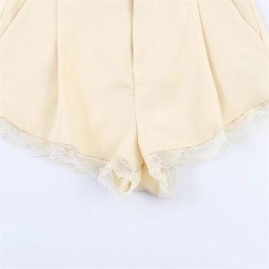 Short élégant en satin beige avec ourlet en dentelle blanche pour un look chic décontracté