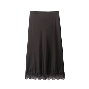 Elegante falda midi de satén oscuro para mujer con ribete de encaje en fondo blanco