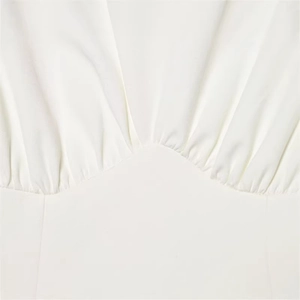 Robe blanche avec détails froncés et coupe moulante élégante pour femmes chic