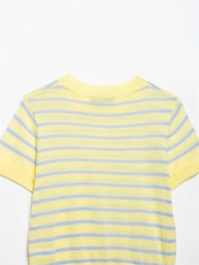 Détail rapproché du haut en tricot à manches courtes à rayures jaunes et bleues avec col rond