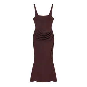 Robe longue élégante sans manches marron foncé avec col carré et taille froncée