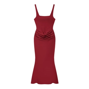 Robe moulante sans manches rouge foncé avec drapé élégant et ourlet sirène