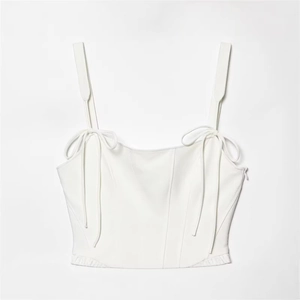 Top a corsetto in ecopelle bianca con spalline a fiocco e struttura vintage a stecche