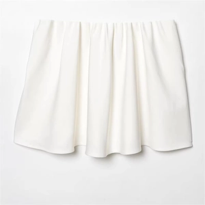 Mini abito bustier bianco chic con orlo a pieghe e volant e silhouette svasata a trapezio