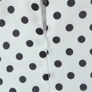 Elegante abito a pois stile francese con dettaglio di cerniera invisibile a scomparsa
