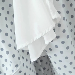 Elegante abito a pois bianchi con scollo a V e vestibilità slim per uno stile francese