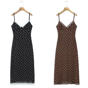Robe longue à pois avec bordure en dentelle en noir et marron sur cintres