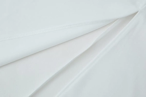 Vue macro détaillée des coutures doubles sur tissu blanc et texture de qualité