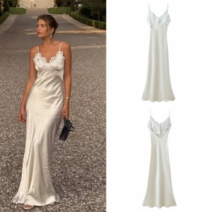 Dettaglio dell'abito lungo in raso champagne con pizzo e design con schiena scoperta