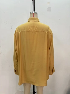 Détail du dos de la chemise jaune moutarde à manches longues et tissu fluide soyeux