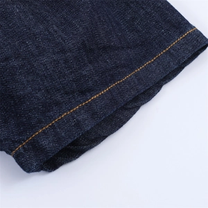 Gros plan du denim bleu foncé avec des coutures contrastées jaunes de haute qualité