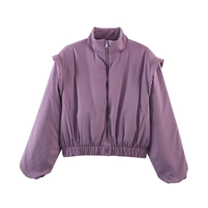Detailansicht lila Pufferjacke mit Stehkragen und silbernem Metallreißverschluss