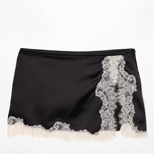 Mini-jupe élégante en satin noir avec bordure en dentelle blanche et zip latéral