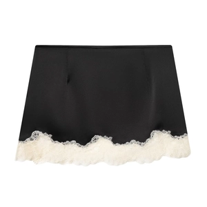 Mini-jupe élégante en satin noir avec dentelle ivoire délicate pour femme à la mode
