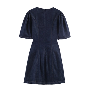 Robe en jean bleu foncé avec manches bouffantes et coutures apparentes sur fond blanc