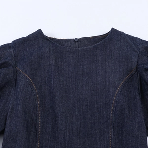 Robe en jean bleu foncé avec manches bouffantes et surpiqûres contrastées