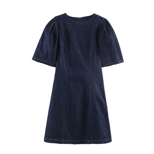 Robe en jean bleu foncé avec manches bouffantes et surpiqûres contrastées sur fond blanc
