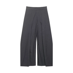 Gros plan détaillé d'un pantalon large gris foncé à fines rayures avec plis à la taille