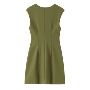 Vue arrière d'une robe sans manches vert olive avec fermeture éclair cachée et coupe en A
