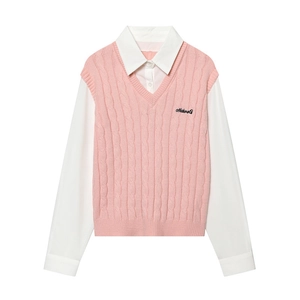 Détail du gilet en maille rose avec broderie Nature et col de chemise blanc