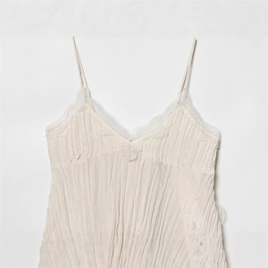 Damen Camisole in Off-White mit V-Ausschnitt, weißem Spitzenbesatz und Plissee-Stoffdesign