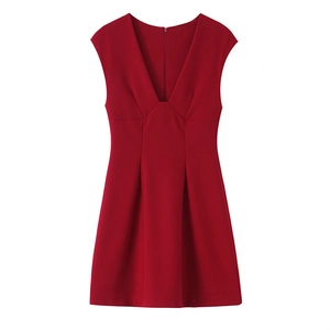 Détail d'une robe rouge sans manches à col en V avec taille cintrée et ourlet plissé