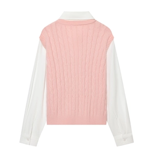 Vue détaillée du dos d'un pull sans manches rose torsadé sur une chemise blanche