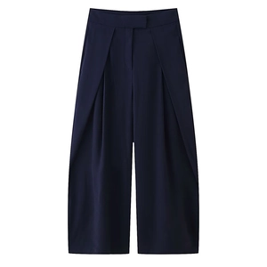 Detailansicht der Falten am Bund und des glatten marineblauen Stoffs der weiten Hose