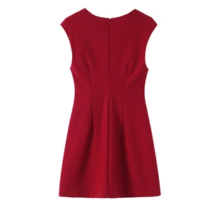 Détail de la robe trapèze rouge sans manches avec texture lisse et fermeture éclair cachée