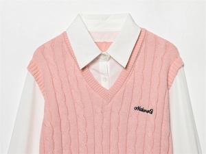 Détail du débardeur en maille torsadée rose avec broderie Nature et col en V