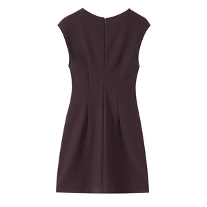 Vue arrière détaillée d'une robe sans manches violet foncé avec plis à la taille et zip discret