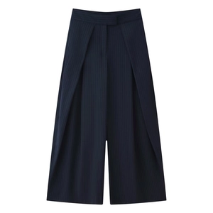 Detail der dunkelblauen Nadelstreifen-Hose mit weitem Bein und Plissee-Design