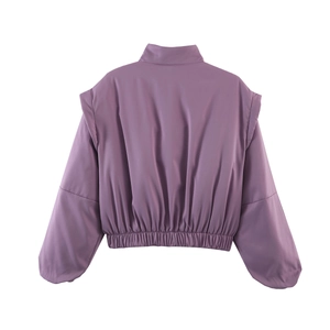 Rückansicht der lila Cropped-Pufferjacke mit elastischem Saum und Stehkragen-Design