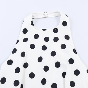 Détail de l'encolure dos nu pour femme à pois noirs avec deux boutons à l'arrière