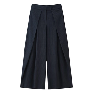 Vue détaillée du devant plissé et des rayures verticales du pantalon à jambes larges