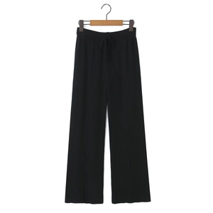 Détail du pantalon en maille taille haute avec cordon de serrage et couture centrale