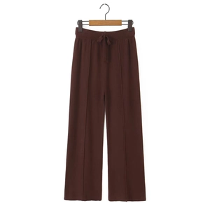 Détail du pantalon en maille marron foncé avec taille élastique et cordon de serrage