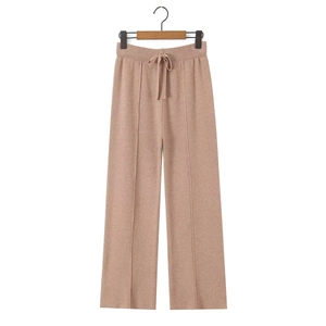 Détail de la taille élastique à cordon et couture centrale sur le pantalon en maille