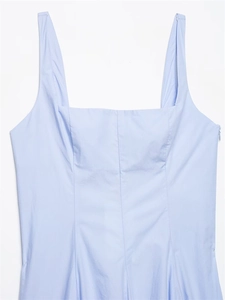 Dettaglio vestito azzurro con scollo quadrato, cerniera invisibile e cuciture principessa